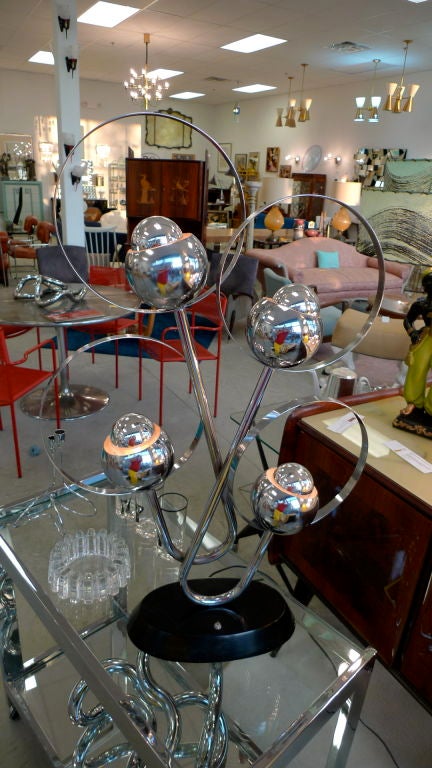 Lampe de table moderne Space AGE en chrome, composée d'un tube d'acier chromé courbé et de quatre têtes lumineuses en forme de 