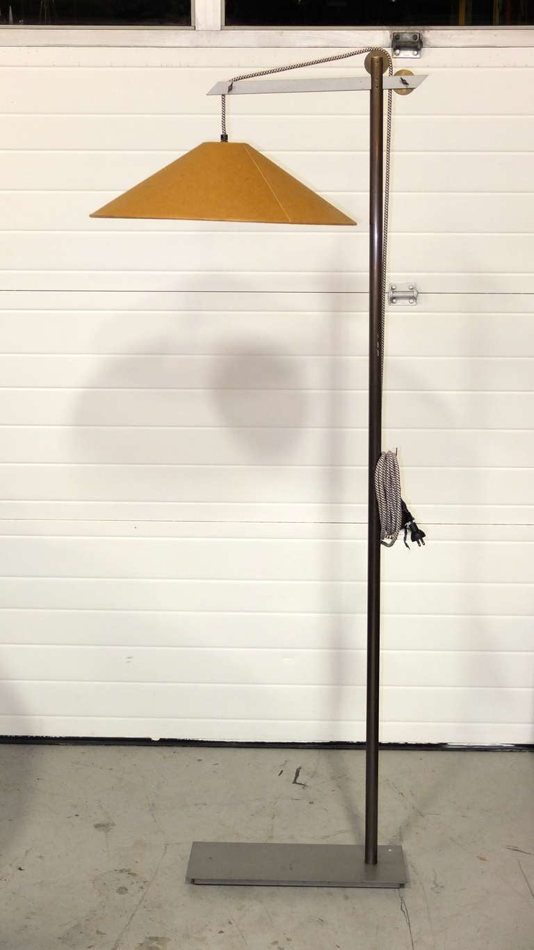 Paire de lampadaires en Kraft à tirage par poulie en porte-à-faux par Andree Putman pour Ecart International. Ces lampes inhabituelles ont une qualité architecturale sophistiquée avec une base et un mât en acier galvanisé:: puis un cordon en