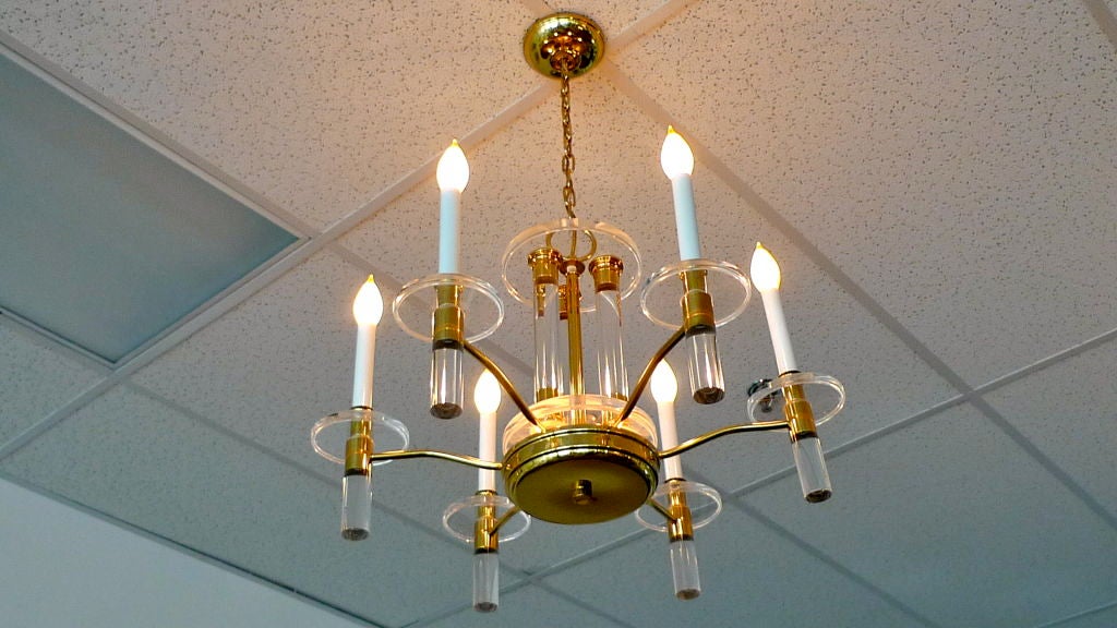 Americano Lampadario in lucite e ottone Charles Hollis Jones in vendita