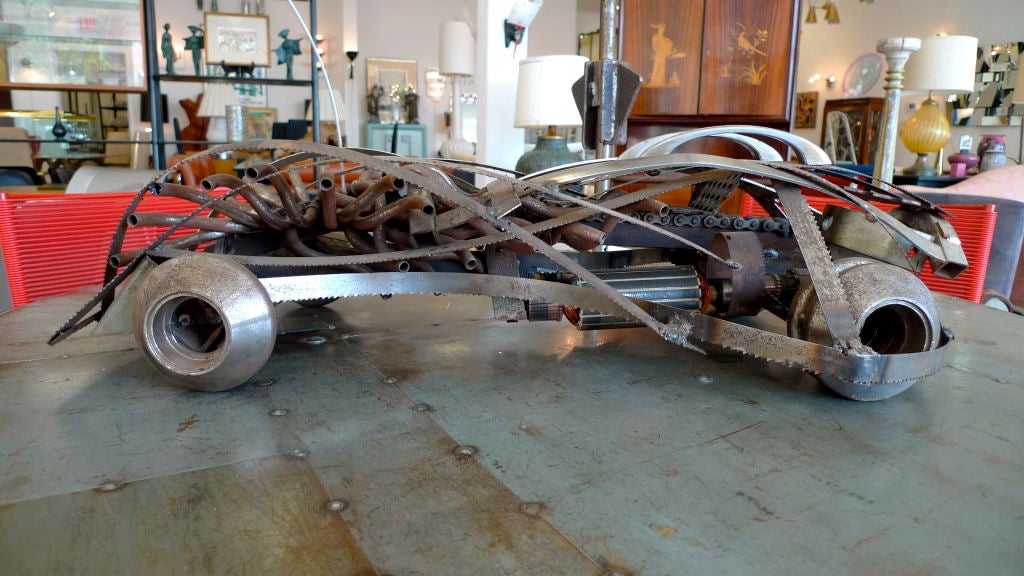 Vision apocalyptique d'une voiture de course inspirée de la Batmobile et de Mad Max ! Créée par Louis Pagonis, artiste spécialiste du métal. Signé par l'artiste.<br />
<br />
Il s'agit d'une édition limitée à 1 exemplaire.<br />
<br />
Excellent