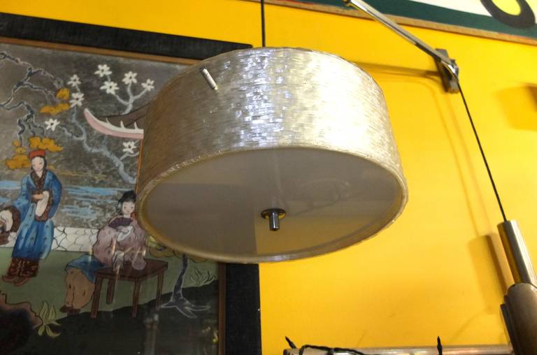 Mid-Century Modern Lampe murale à bras oscillant à contrepoids des années 1950 de Lunel en vente