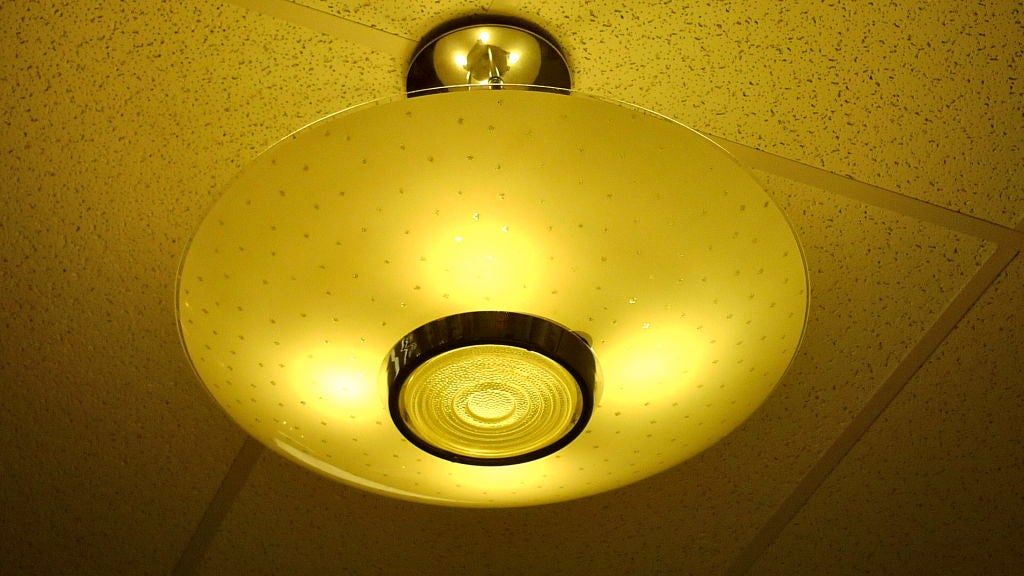 Lightolier 'Pacemaker' Ceiling Light In Excellent Condition In Hanover, MA