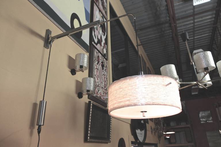 Laiton Lampe murale à bras oscillant à contrepoids des années 1950 de Lunel en vente
