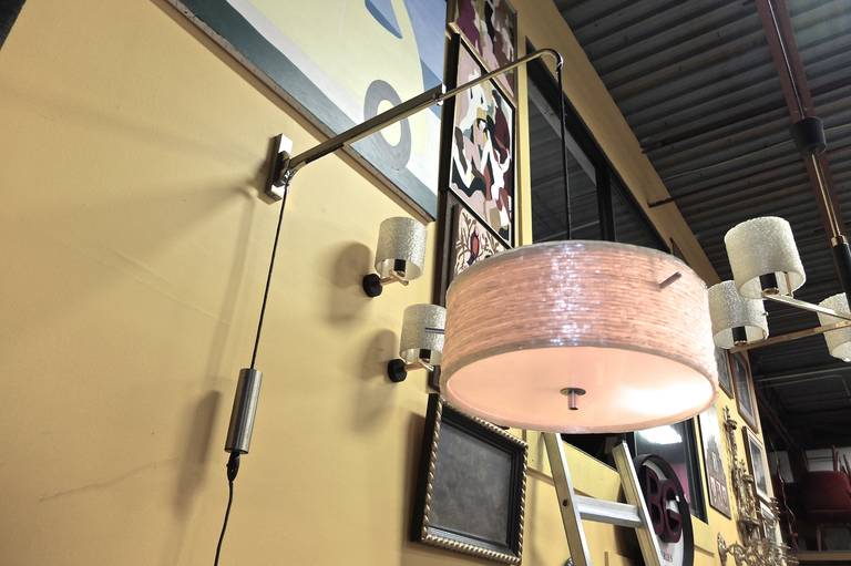 Milieu du XXe siècle Lampe murale à bras oscillant à contrepoids des années 1950 de Lunel en vente