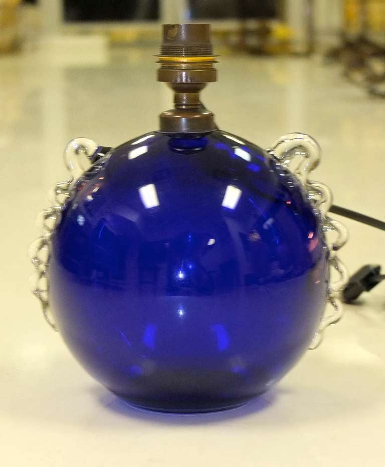 Français Lampe de boudoir française en verre bleu cobalt en vente