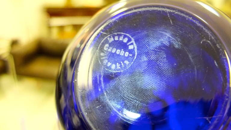 Milieu du XXe siècle Lampe de boudoir française en verre bleu cobalt en vente