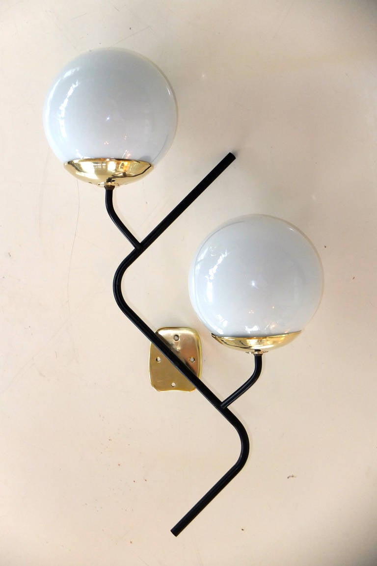 SInge large scale wall lamp by Stilnovo in zig-zag form, very similar to another pair we have (LU88661188804) except this has gloss white glass globes on concave brass bobeche..