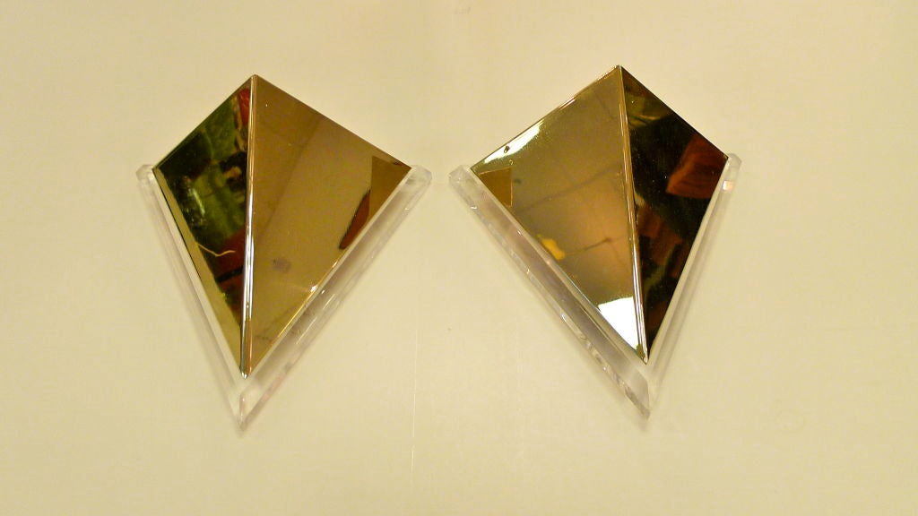 Mid-Century Modern Pair of Lucite & Brass Pyramidal Wall Sconces For Sale