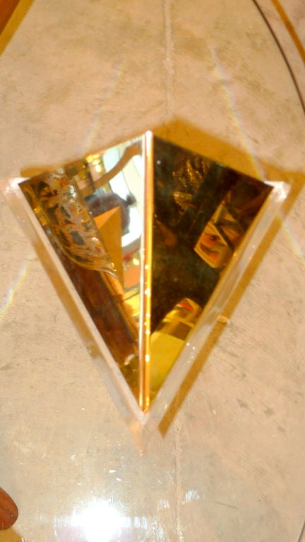 italien Paire d'appliques murales pyramidales en lucite et laiton en vente