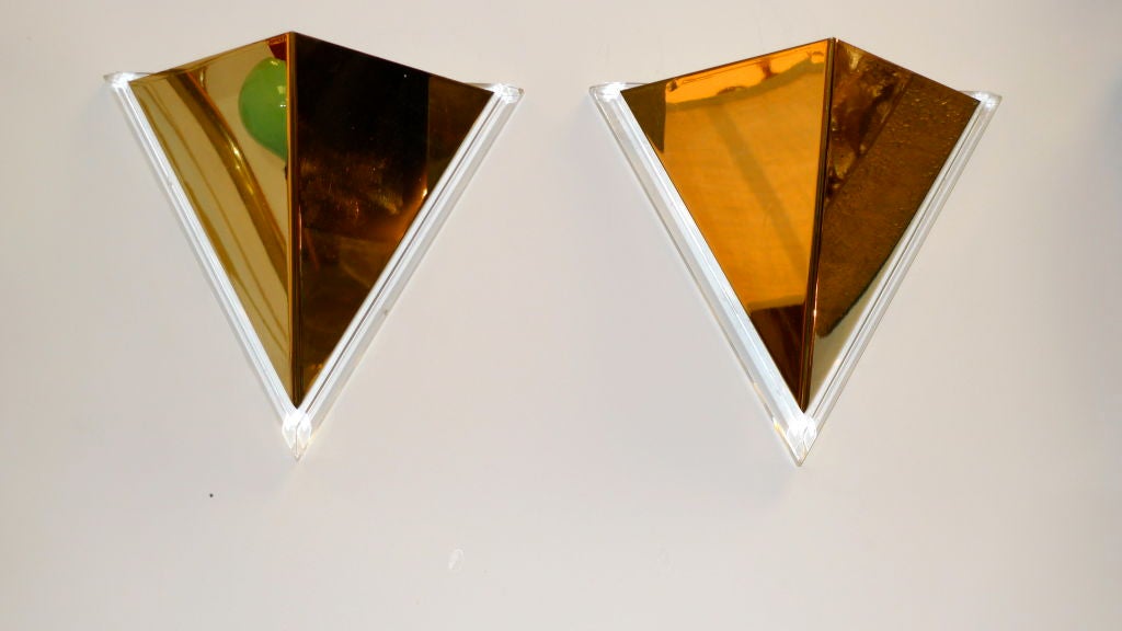 Paire d'appliques murales pyramidales en lucite et laiton en vente 2