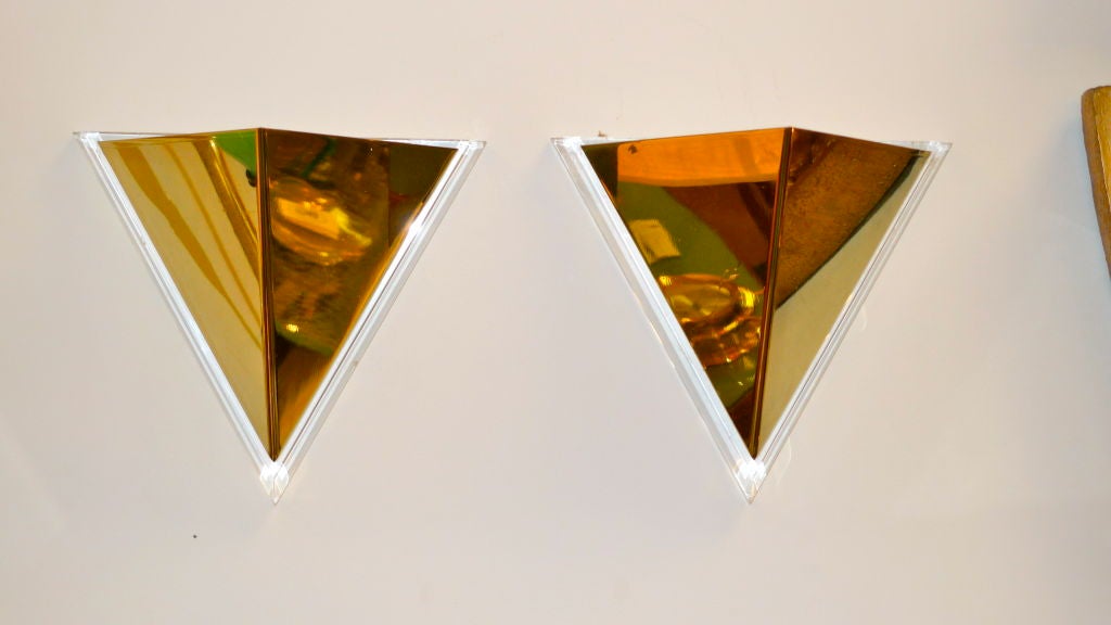 Paire d'appliques murales pyramidales en lucite et laiton en vente 3