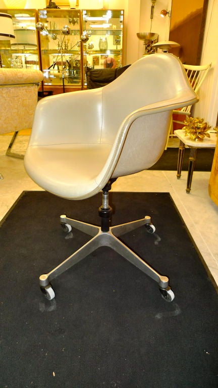 Eames Fiberglass Dash 99 Tilt Swivel Chair