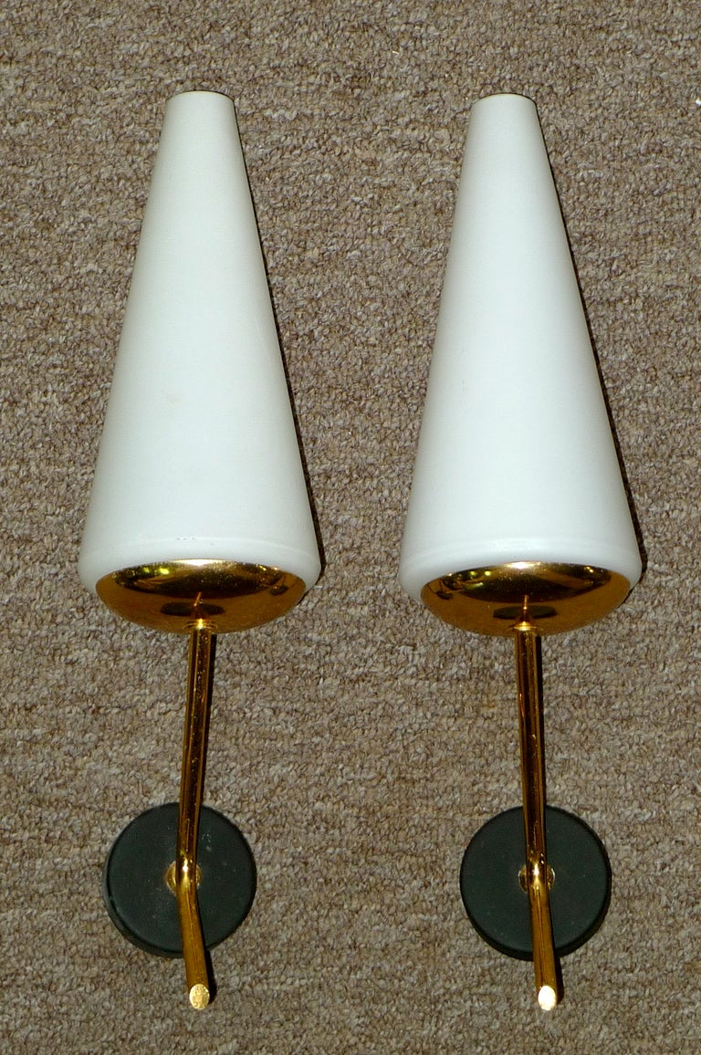 Francese Coppia di lampade in ottone moderniste francesi con paralumi conici opalini in vendita