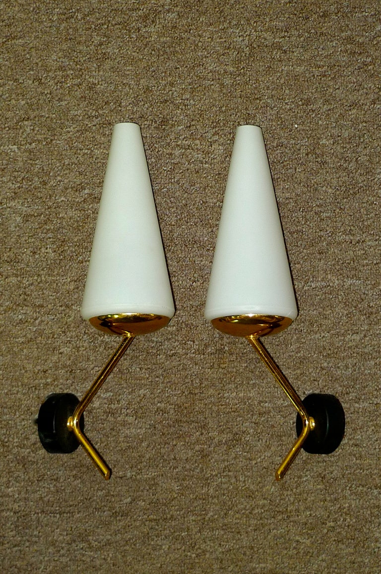 Coppia di lampade in ottone moderniste francesi con paralumi conici opalini In condizioni ottime in vendita a Hanover, MA