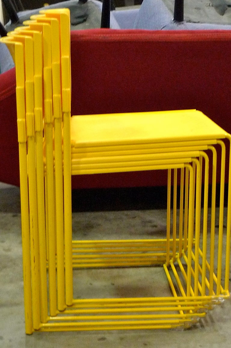 Moderne Ensemble de six chaises empilables Vlad Muller en jaune