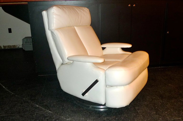 Pair of 1980's Reclining Swivel White Leather Lounge Chairs In Good Condition For Sale In Hanover, MA