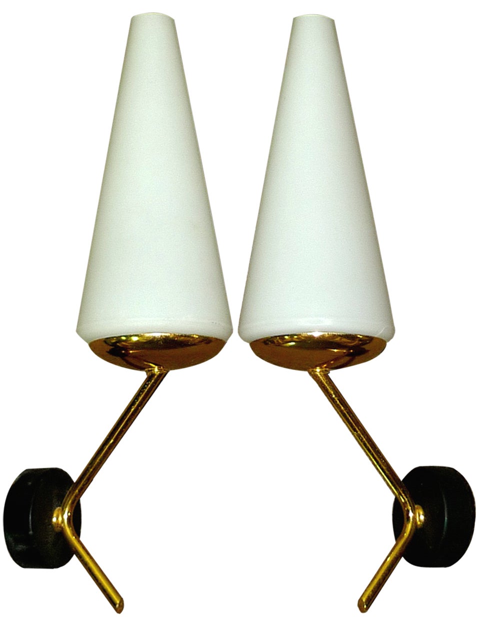 Coppia di lampade in ottone moderniste francesi con paralumi conici opalini in vendita
