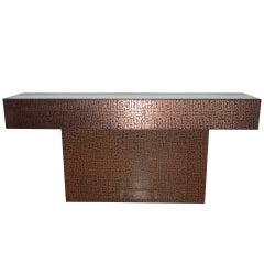 Table console à piédestal recouverte de cuivre embossé