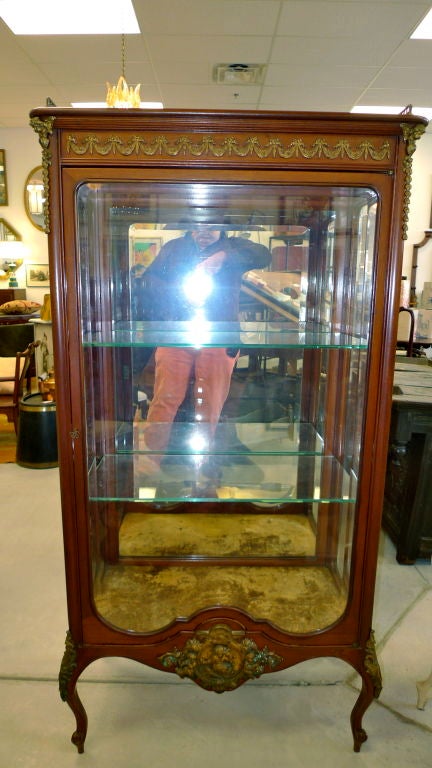 PRICE DISCOUNTED FROM $6500 FOR 1STDIBS SATURDAY SALE – ONE WEEK ONLY. NO ADDITIONAL DISCOUNTS, NO HOLDS. ITEM WILL BE RETURNED TO REGULAR PRICING AFTER 7 DAYS.<br />
<br />
<br />
<br />
Antique display cabinet in the Louis XVI style, dating