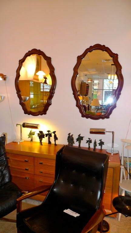 Grande paire de miroirs surdimensionnés importés d'Italie par LaBarge, Inc. de Zeeland, Michigan. <br />
Forme de cartouche ovale à volutes en acajou sculpté.<br />
<br />
Le prix correspond à la paire.