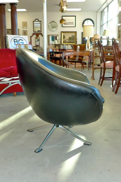 1960's German Pod Swiveling Chair For Sale 1