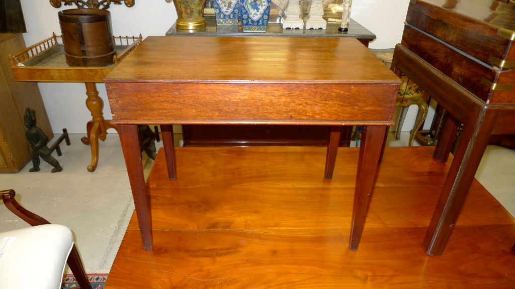 PRICE DISCOUNTED FOR 1STDIBS SATURDAY SALE – ONE WEEK ONLY. NO ADDITIONAL DISCOUNTS, NO HOLDS. ITEM WILL BE RETURNED TO REGULAR PRICING AFTER 7 DAYS.<br />
<br />
<br />
This little faded mahogany side table has a 