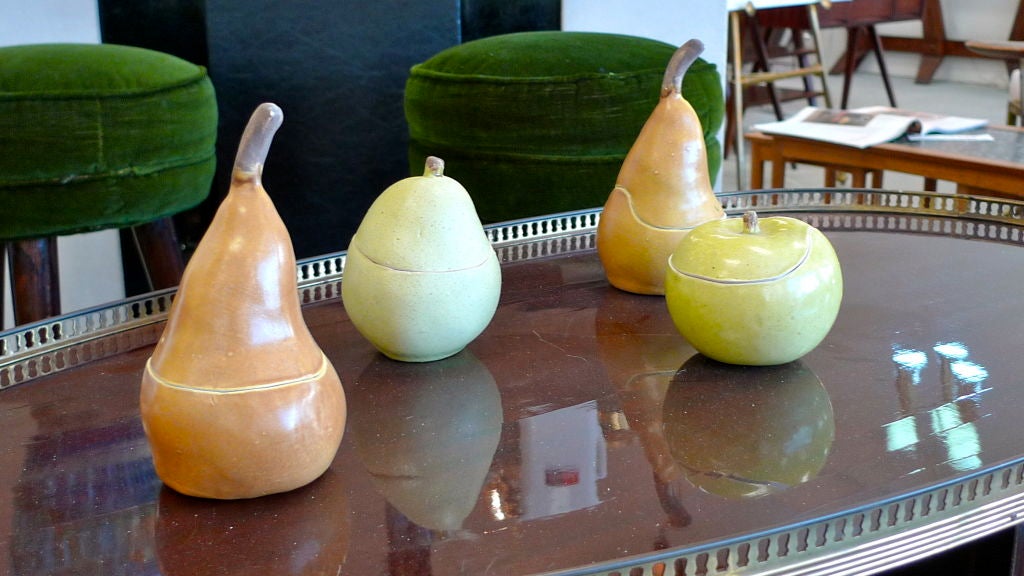 Charmante und realistische Früchte aus Keramik (grüner Apfel, Anjou-Birne und 2 Bosc-Birnen), jeweils signiert.  B. Eisen von Eisen Arts. Jede Frucht ist in zwei Hälften geteilt und kann aufgeklappt werden.<br />
<br />
Der Preis gilt für das