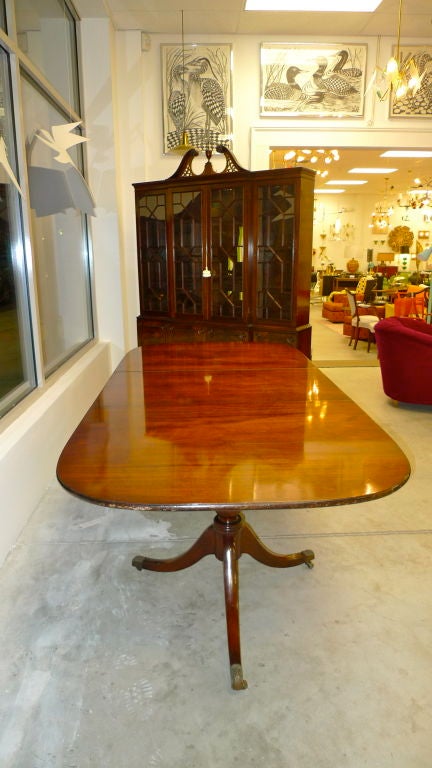 Beautiful mahogany Federal style dining table by Old Colony Furniture Co. Includes two leaves; one 24