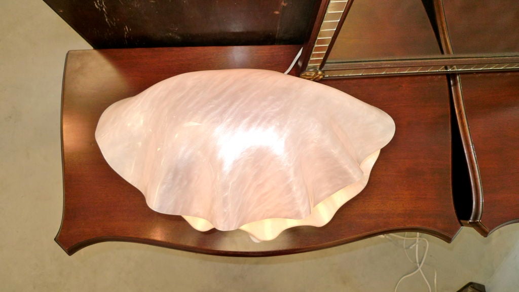 Pearlescent Acrylic Shell Lamp with Pearl 1