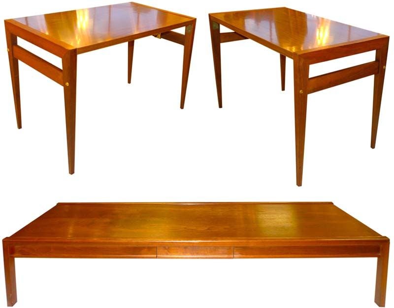 Magnifique table basse longue en noyer massif avec tables latérales pliantes coulissantes par John Keal pour Brown Saltman.
La paire de tables d'appoint est très chic et possède des pieds effilés à quatre côtés qui rappellent les modèles Ponti des