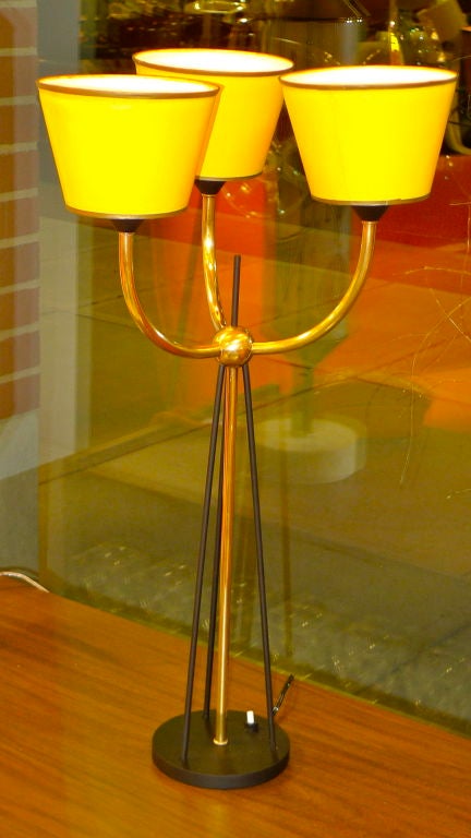 Absolut charmante französische Tischlampe aus den 1950er Jahren mit drei gelben Papierschirmen.