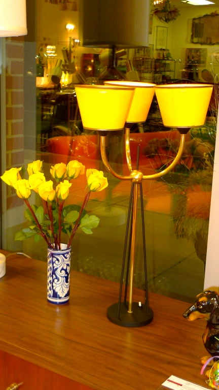 Triton-Tischlampe aus Eisen und Messing (Mitte des 20. Jahrhunderts) im Angebot