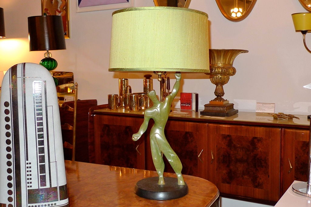 Figurale modernistische Tischlampe von Heifetz (amerikanisch) im Angebot
