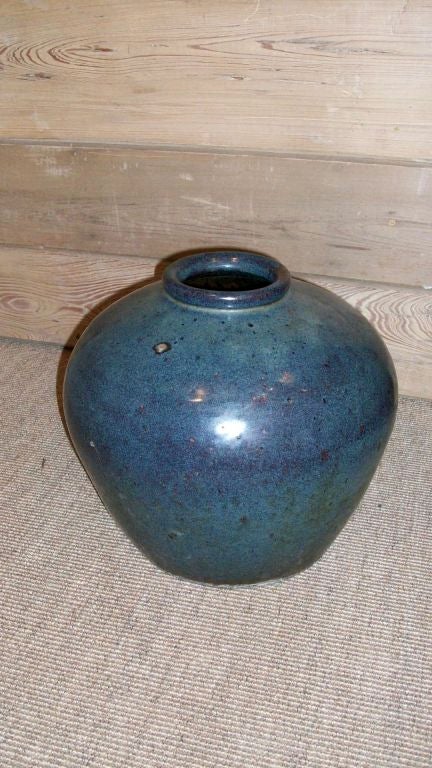 Absolutely beautiful Chinese Ming Dynasty soy or wine storage pot from the Chongzhen Period, 17th century. This pot features an exquisite deep cobalt blue glaze with inclusions and ruddy streaking. This is an early example of the solid cobalt mix