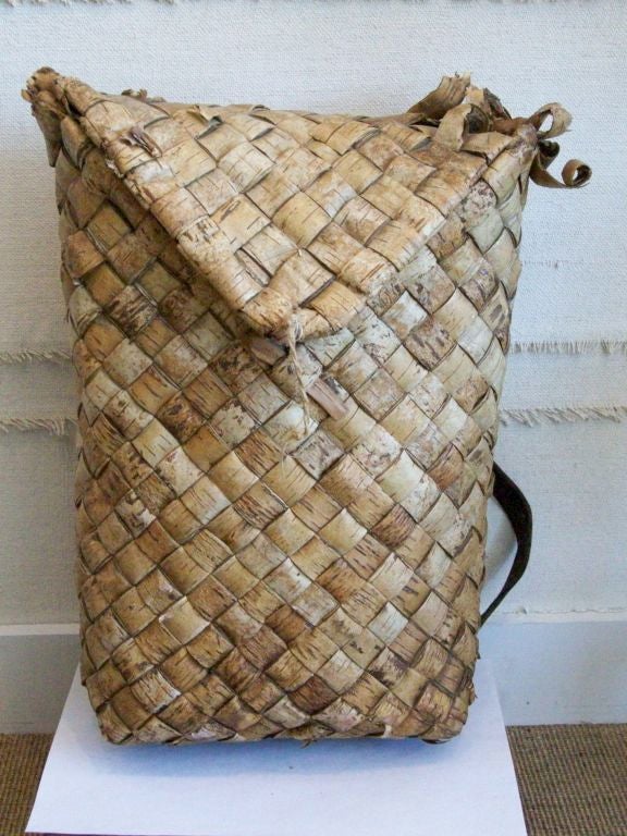 Schwedischer Rucksack aus geflochtener Birke aus dem 19. Jahrhundert. Ungewöhnlicher Rucksack aus geflochtener Birke mit Lederriemen.  Gefunden in Schweden.  Wurde von den Sami zum Tragen von Säuglingen und Kleinkindern verwendet.  
Sieht toll aus,