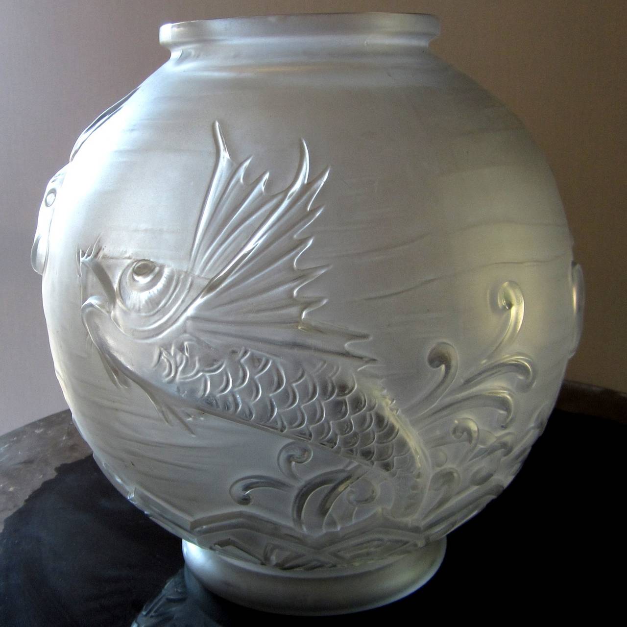 Beautiful round Art Deco glass vase by Lorrain.
Signed.
Perfect condition.
Exceptional design for these movemented swimming fishes.