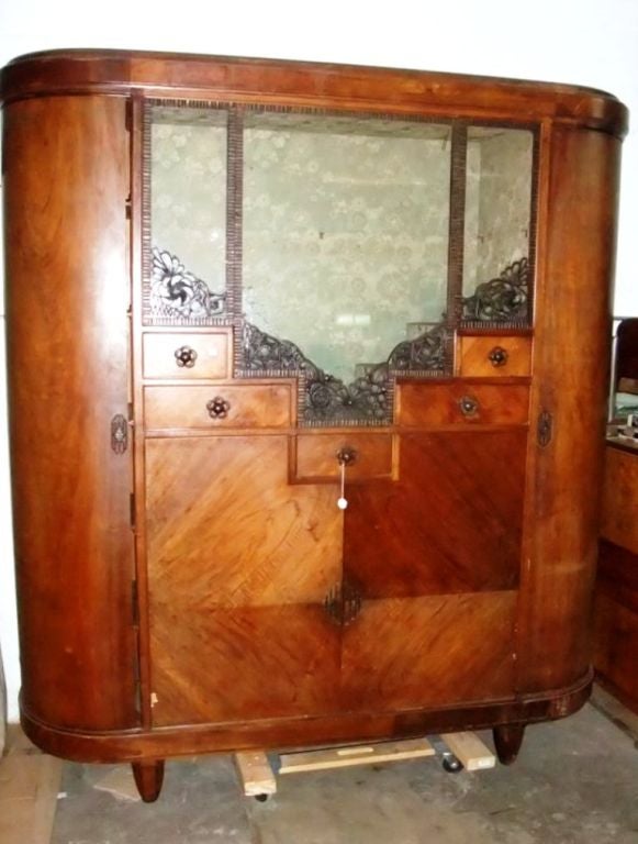 Japanese inspiration for this Majorelle vitrine in blond mahogany. The silk fabric inside in perfect condition is the original one from the period, this large display cabinet is in an excellent condition. Perfect for an elegant store or a huge