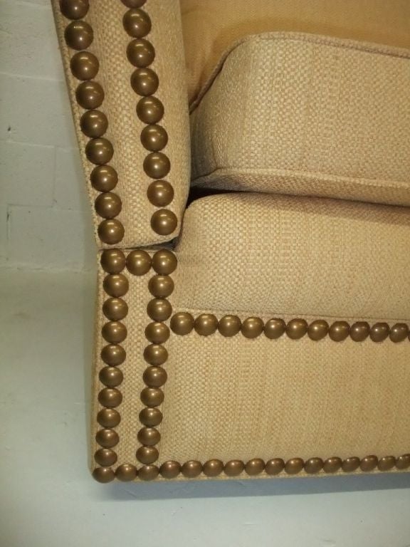 Elegant and Comfortable Sofa yellow fabric In Good Condition For Sale In Miami, FL