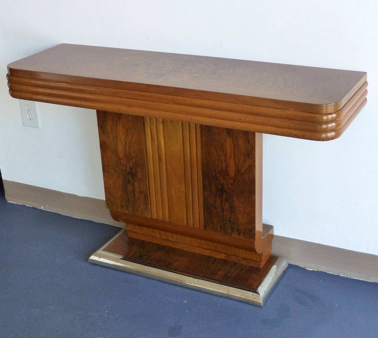 Fully art deco console in burl ob walnut. Chrome hardwares. Well balanced and original proportions.