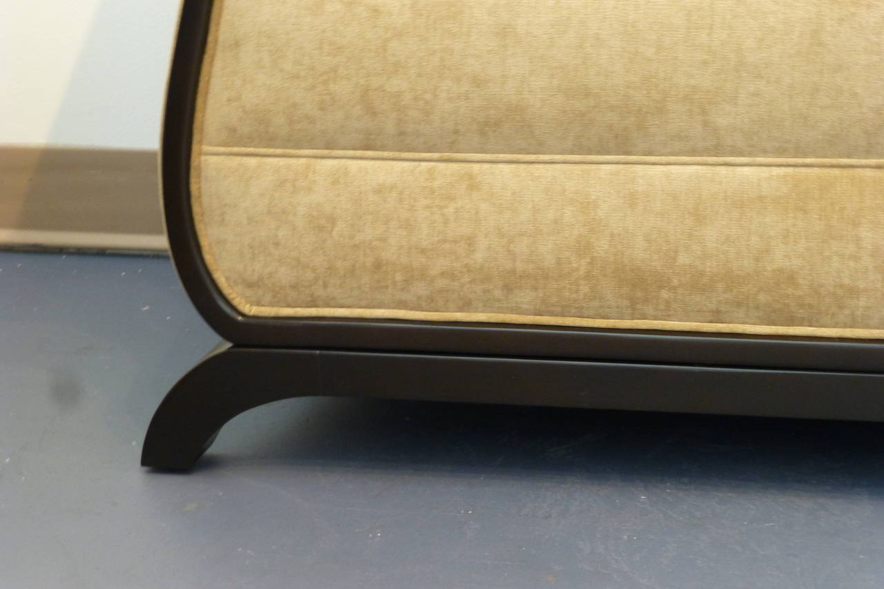 Elegant Art Deco Sofa or Day Bed, 
Movmented Wood frame lacquered in a subtil 