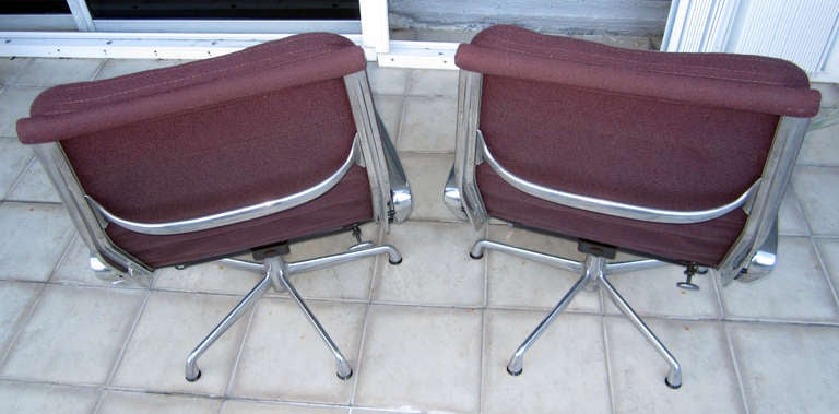 Mid-Century Pair of Armchairs Designed by Eames for Herman Miller In Good Condition In Miami, FL