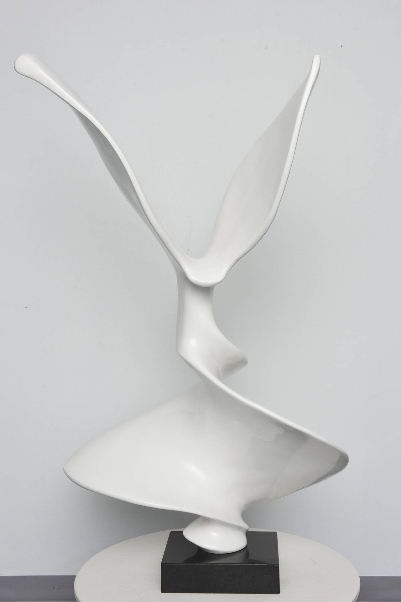 Contemporary White Abstract Resin Sculpture In Excellent Condition In Miami, FL