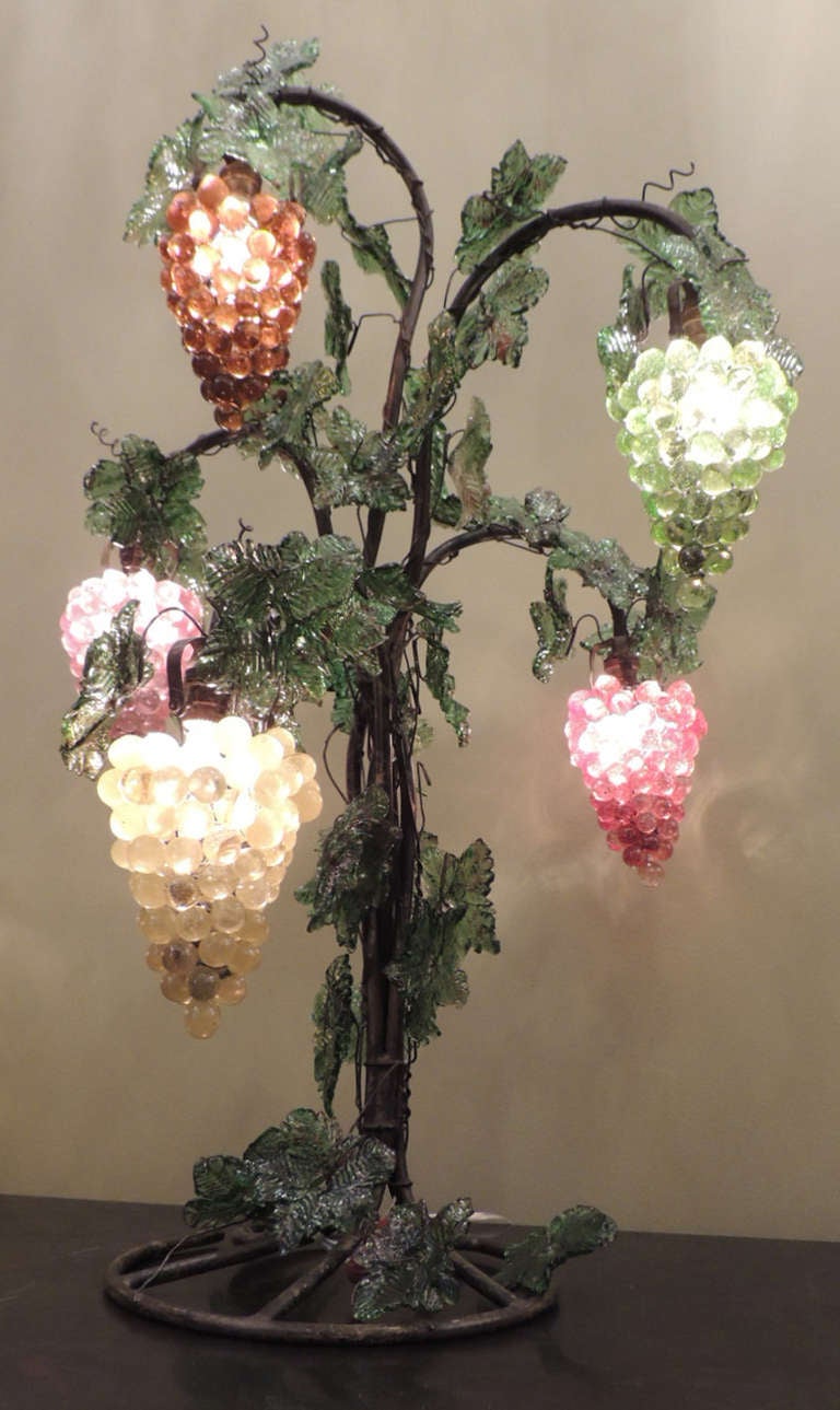 Cette lampe a été fabriquée sur l'île de Murano, sur la côte italienne, dans les années 1920. Cette lampe comporte cinq lumières de raisin de couleurs différentes. La grande taille de cette lampe en fait une pièce très rare en verre de Murano. Cette