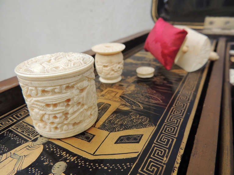 Chinese 1830s Lacquered Sewing Table 4