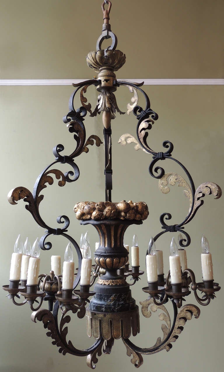 Coppia di lampadari italiani con fogliame arricciato e tre bracci che reggono le luci; tutti realizzati in ottone e ferro. 