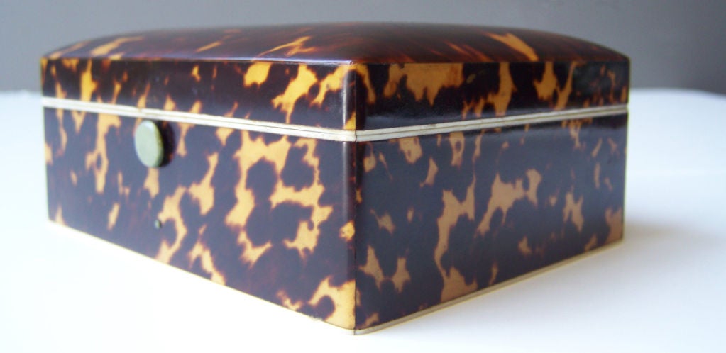 A beautiful tortoise and ivory cigarette box. From box maker Thomas Lund, London. This box bears the mark of Lund and characteristic features of his work like the, 