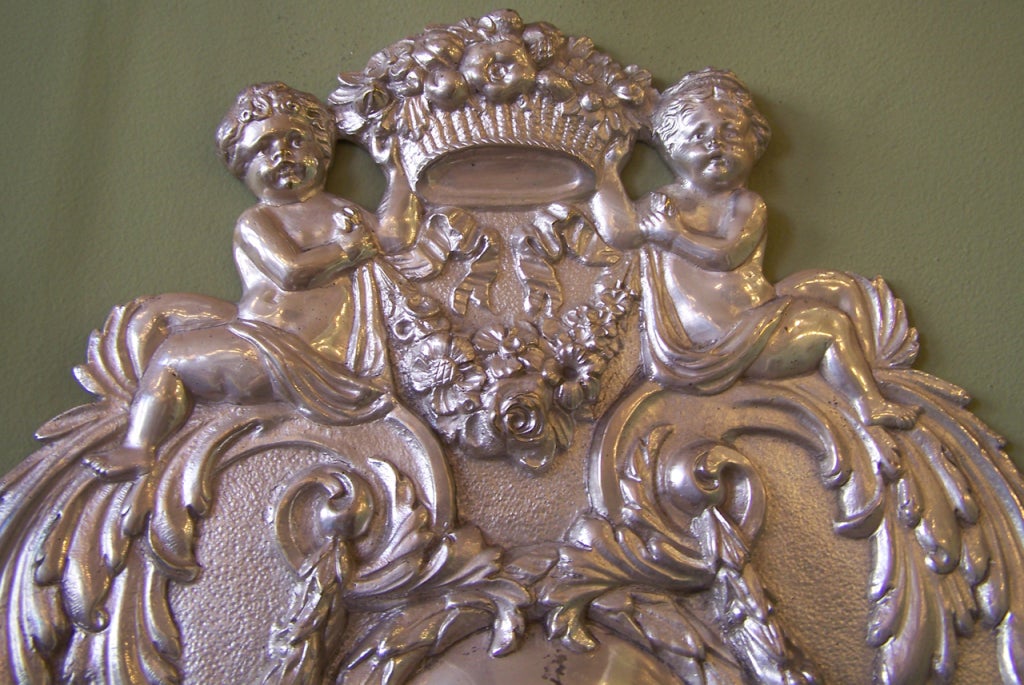 Ensemble de quatre appliques à gaz en bronze et argent du 19e siècle, vers 1890, avec des motifs de putti, de guirlande et de fruits et deux bras de bougie.  Les appliques ont été recâblées avec de nouvelles prises en porcelaine.