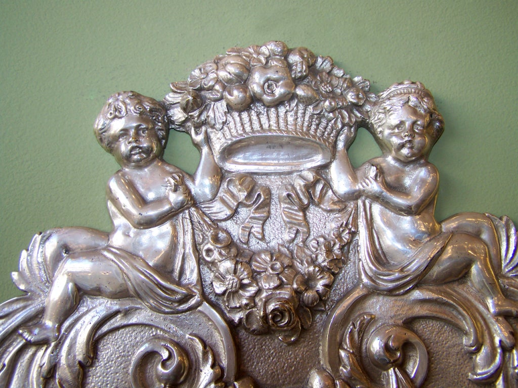 Quatre appliques en plaqué argent repoussé de style baroque américain du 19ème siècle Bon état - En vente à Charleston, SC