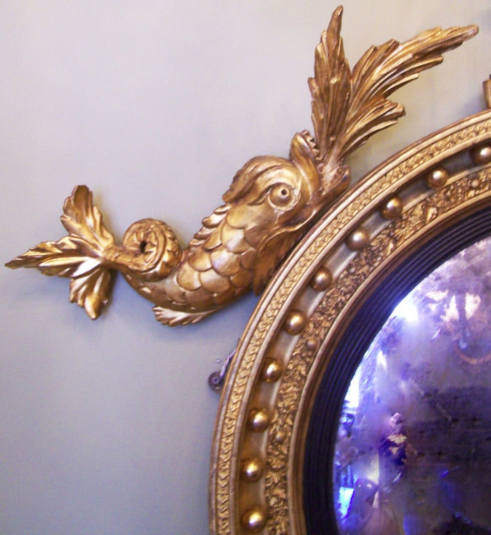 Anglais Miroir girandole convexe de style English Regency du 19e siècle avec aigle et dauphin en vente