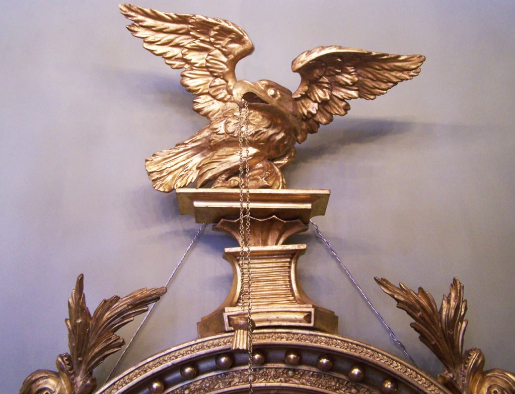 Miroir girandole convexe de style English Regency du 19e siècle avec aigle et dauphin Bon état - En vente à Charleston, SC